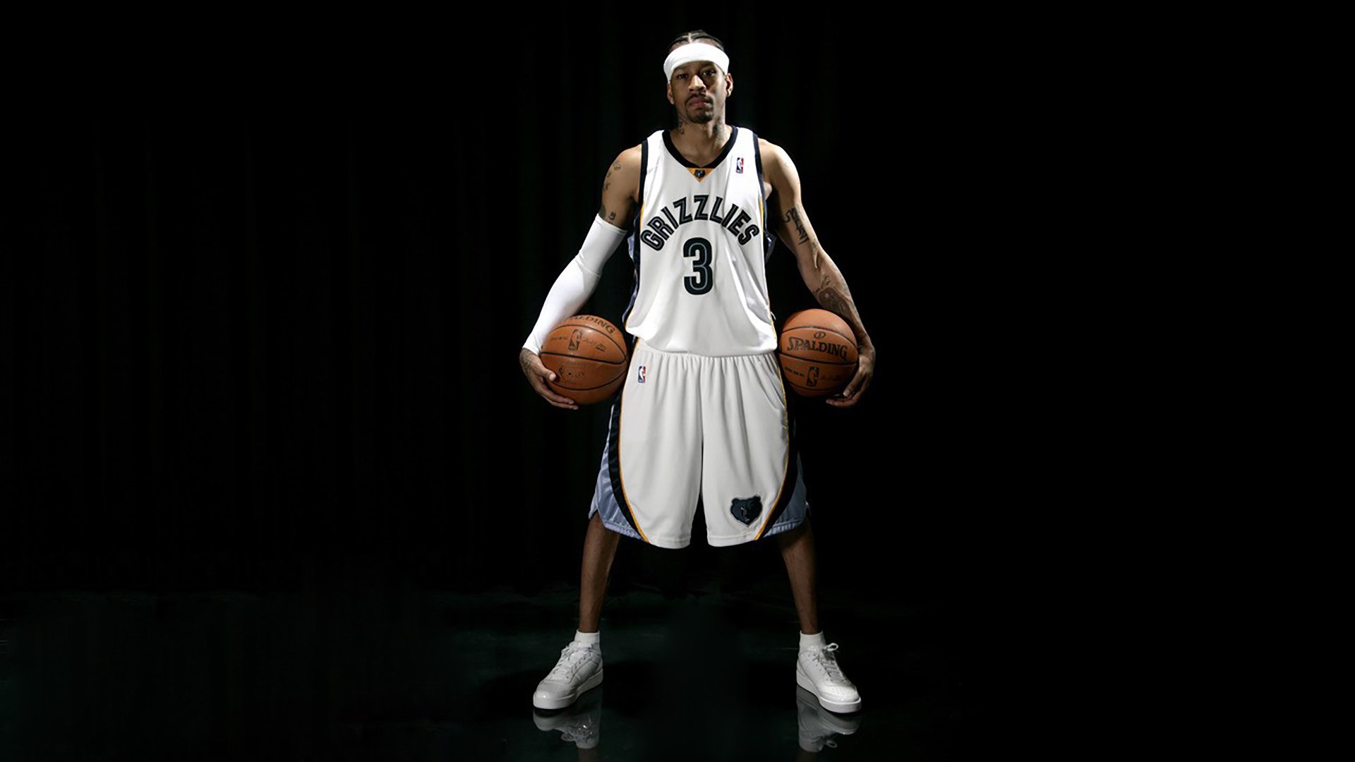 “马科斯·莫奇的精准防守与强硬风格，成就美洲狮队的防守基础”